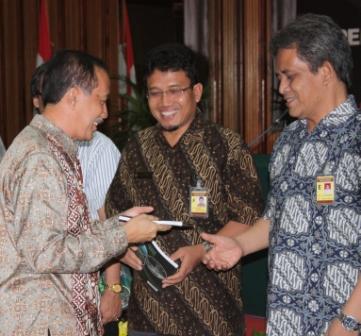 Pak_Hadi_handing_over_the_book